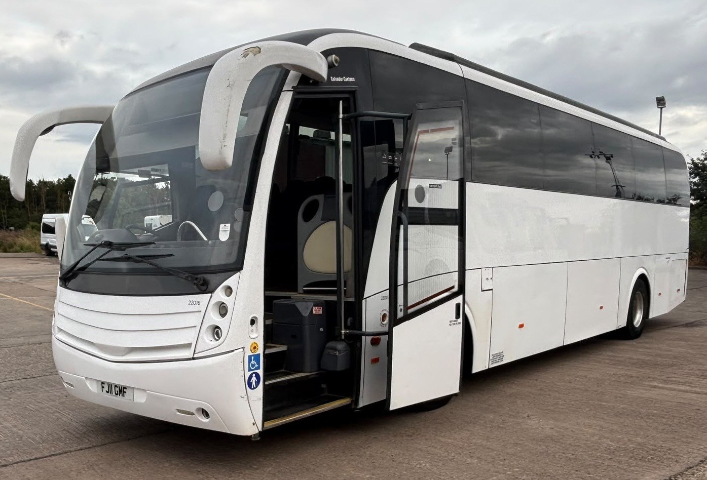 2011 Volvo / Caetano Levante PSVAR, 70 Seater With New MOT — photo 1